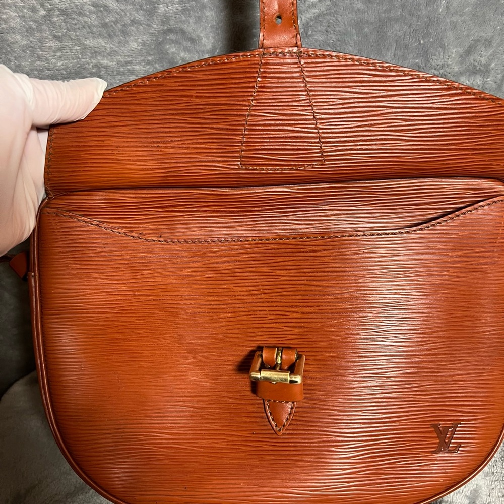 LOUIS VITTON EPI Jeune Fille Epi Crossbody in Kenyan Fawn color - Picture 15 of 16